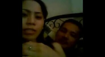 ຄົນຂັບລົດແທັກຊີ້ເຮັດໃຫ້ຜູ້ໂດຍສານພໍໃຈກັບການມີເພດສຳພັນ.