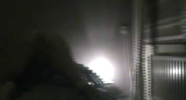 Pees ນໍ້າມັນໃນເວລາທີ່ນາງ fucks ເປັນ dildo ສີດໍາ.