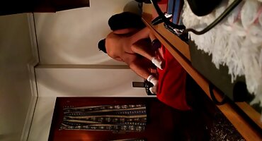 ຜິວເນື້ອສີຂາວຊັກຊວນພະນັກງານສີດໍາ.