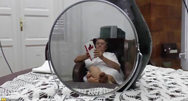 ຜິວເນື້ອສີຂາວ jerks off cock ຂອງຜູ້ຊາຍ.