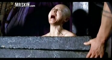 Bespectacled Elizabeth Romanov ຕົກຢູ່ກັບພໍ່ລ້ຽງຂອງນາງ.