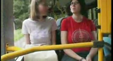 ແມ່ຍິງມີເພດສໍາພັນ lesbian ຮ້ອນສໍາລັບເດັກຍິງຢູ່ໃນຕຽງນອນອ່ອນ.