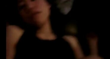 Ka GreenLa ສີຂຽວເລືອກເອົາ cock ຂອງລູກຊາຍ.