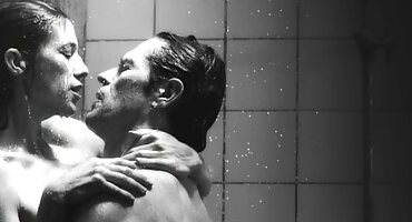 ນາງ embodies ຈິນຕະນາການທາງເພດທີ່ຮຸນແຮງຂອງຜິວເນື້ອສີຂາວ.