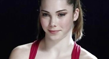 ແມ່ຍິງລັດເຊຍແມ່ນ roasting ກັບຄົນຮູ້ຈັກສີດໍາ.