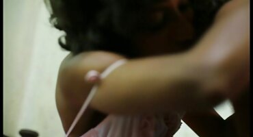 ນາງມີເພດສໍາພັນກັບຜູ້ຊາຍສີດໍາ.