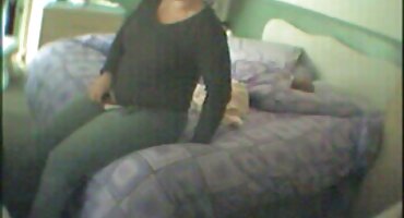 MILF moans ຈາກ orgasm ກັບເພື່ອນ.