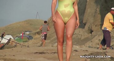 ເພດໃນທະເລ. ເດັກຍິງ fuck ໃນຂະນະທີ່ພັກຜ່ອນກັບ guys.