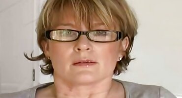 ຜິວເນື້ອສີຂາວຫນຸ່ມ teases ຫມູ່ທີ່ມີເພດສໍາພັນ.