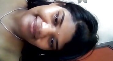 Fuck ສົບຜິວເນື້ອສີຂາວທີ່ມີ vibrator.