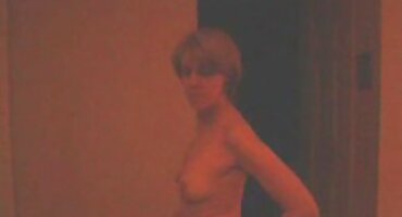 Butterfly ໃນຕອນກາງຄືນຢືນຢູ່ໃນ cock ໄດ້.