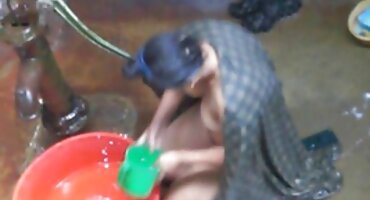 ຜູ້ຊາຍສີດໍາເອົາ bikini ລາວຈາກເດັກຍິງແລະ fucks pussy ມີຂົນຂອງນາງ.