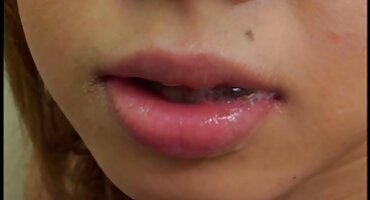 ElsaeanEan ກອດ cock ສີດໍາກັບຕີນຂອງນາງ.