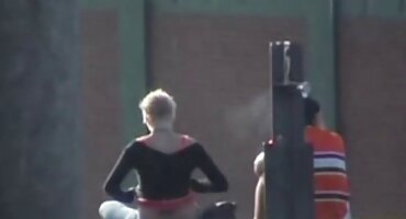 ຜູ້ຊາຍຈັບຫນວດມີເພດສໍາພັນກັບແຟນໃຫມ່ຂອງລາວ.