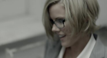 Octavia ສີແດງອົບອຸ່ນຂຶ້ນ pussy ຂອງ cock ສີດໍາຂະຫນາດໃຫຍ່.