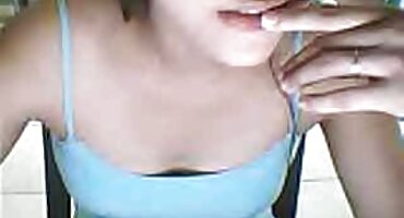 ເດັກຍິງດູດ provocateur ໃນຫ້ອງນ້ໍາລົດໄຟ.