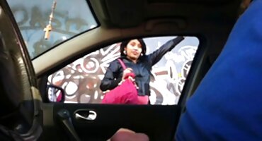 Pickup fucks ໃນກົ້ນຜິວເນື້ອສີຂາວຢູ່ຖະຫນົນ.