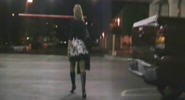 ກົ້ນ elastic ທີ່ສວຍງາມຂອງຜິວເນື້ອສີຂາວແມ່ນເຮັດສໍາລັບການຮ່ວມເພດທາງຮູທະວານ.