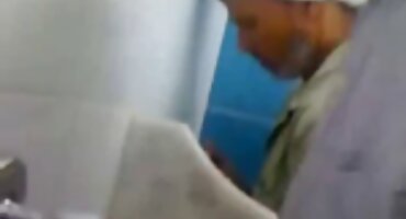 ຜິວເນື້ອສີຂາວທີ່ມີເຕົ້ານົມຊິລິໂຄນໃຫຍ່ປະຕິບັດຕໍ່ impotence ໃນຜູ້ຊາຍ.