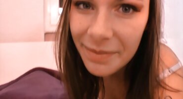 ຜິວເນື້ອສີຂາວ fucked ໂດຍຝູງຊົນແລະ cumshot ໃນປາກໃນທາງກັບກັນ.