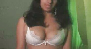 ຮ່ວມເພດກັບລູກສາວລ້ຽງຂອງນາງແລະແຟນຂອງນາງ.