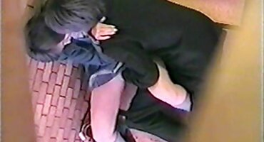 Milf peeps ຫນຸ່ມແລະໄດ້ຮັບ horny.