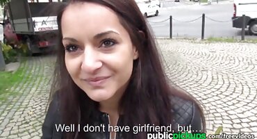 ຂ້ອນຂ້າງຍາວຢູ່ໃນ cock ໃຫຍ່ຂອງຜູ້ຂັບຂີ່.  ເພດໃນຮ້ານຂາຍເຄື່ອງແຫ້ງ.