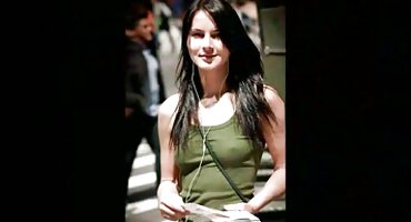 ເດັກຍິງຜູ້ໃຫຍ່ສອນເດັກຍິງບົດຮຽນໃນການຮ່ວມເພດກັບຄົນຮັກ.