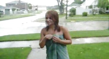 ຜິວເນື້ອສີຂາວ fucked ໃນກົ້ນກັບຜູ້ຊາຍສີດໍາ.