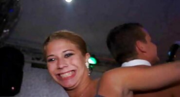 ເດັກຍິງທີ່ມີແນ່ນອນດ້ານງາມແລະເຕົ້ານົມ rubs pussy ຂອງນາງກ່ຽວກັບ cock ໄດ້.