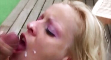 ເດັກຍິງໃຊ້ເວລາ phallus ໃຫຍ່.