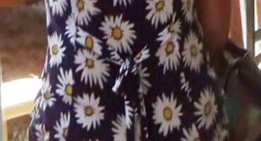 ແກ່ໃນຊຸດຊັ້ນໃນທີ່ສວຍງາມ.