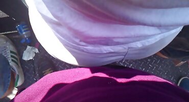 ຜິວເນື້ອສີຂາວແລະ brunette ແບ່ງປັນ cock ລະຫວ່າງເຂົາເຈົ້າ.