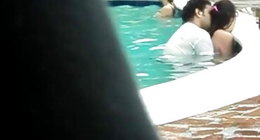 ຜິວເນື້ອສີຂາວ Barbie. ນາງຮັກທີ່ຈະຂັດເພື່ອນບ້ານຂອງນາງ.