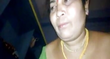 ຜິວເນື້ອສີຂາວມັກພັກຜ່ອນ naked.