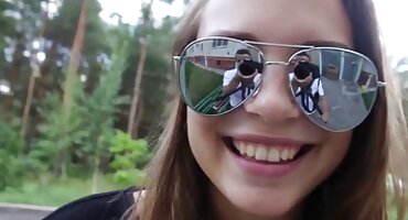 ເດັກຍິງຮັບໃຊ້ລົດກະບະກັບ fucks.