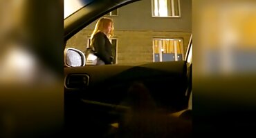 ແມ່ຍິງສີດໍາຈ່າຍສໍາລັບ pizza ທີ່ມີເພດສໍາພັນ lesbian.