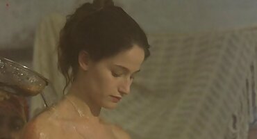 ລາວເປີດເຜີຍ pussy ຂະຫນາດນ້ອຍເພື່ອ handjob.