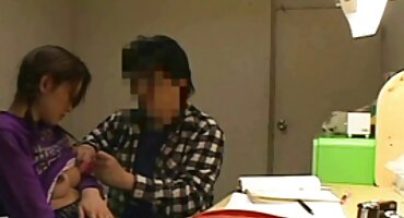 ຜິວເນື້ອສີຂາວ fucking ກັບ tits ຊິລິໂຄນ.