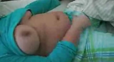 ນາງມີຜິວເນື້ອສີຂາວໃນກົ້ນຂອງນາງ.