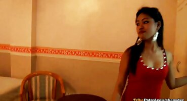 ນິ້ວມືຜິວເນື້ອສີຂາວ pussy ມີຂົນ.