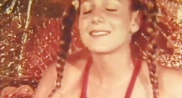 ເດັກຍິງໃຫ້ blowjob ແລະກືນກິນ cum ກັບການຫຼຸດລົງສຸດທ້າຍ.