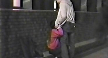 Timur Bedenashvili ໄດ້ເອົາເສື້ອກັນຫນາວຂອງລາວແລະ fucked ເດັກຍິງໃນກົ້ນ.