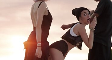 ແມ່ມົດທີ່ມີແວ່ນຕາ fucked ໃນ Pussy.