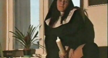 ແມ່ຍິງຢູ່ເທິງແມ່ນ້ໍາ.