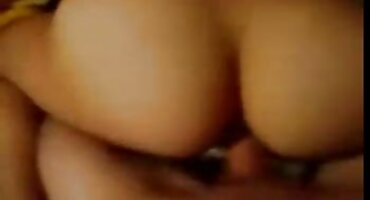 ຫົວແດງຂອງອັງກິດທີ່ມີ tits ທໍາມະຊາດໄດ້ເຂົ້າມາໃນການຫລໍ່.