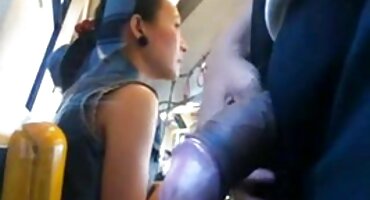 ພະນັກງານຮ່ວມເພດ circus ຮ້ອນຫຼັງຈາກສະແດງດ້ວຍການສະແດງໄຟ.