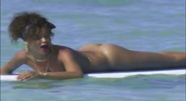 ນາງໃສ່ແວ່ນຕາ VR ແລະເລຍຫີຂອງ masseuse.