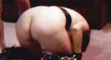 ເດັກຍິງທີ່ບໍ່ມີຄວາມອາຍ piss ຢູ່ເທິງຕຽງ.