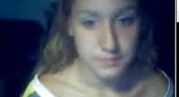 ຜິວເນື້ອສີຂາວໃຫ້ການນວດໃຫ້ຜູ້ຊາຍສີດໍາແລະ fucks.